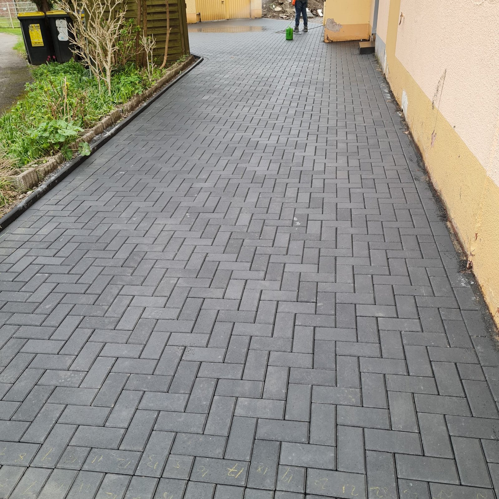 Große gepflasterte Hofeinfahrt im Reihenverband